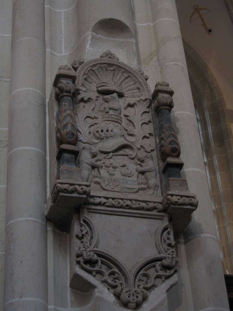 Het koor en de kapellen rondom het koor vormen het oudste deel van de kerk. Men treft hier nog veel laatgotische elementen aan, zoals de traceringen van de afsluitende balustrades en van de ramen, die in iedere kapel weer andere patronen vertonen.