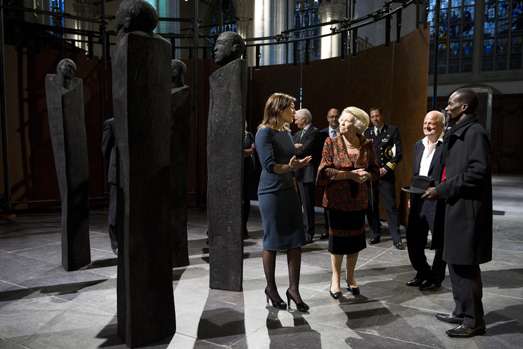 Tentoonstelling Magisch Afrika in De Nieuwe Kerk geopend in aanwezigheid van Prinses Beatrix