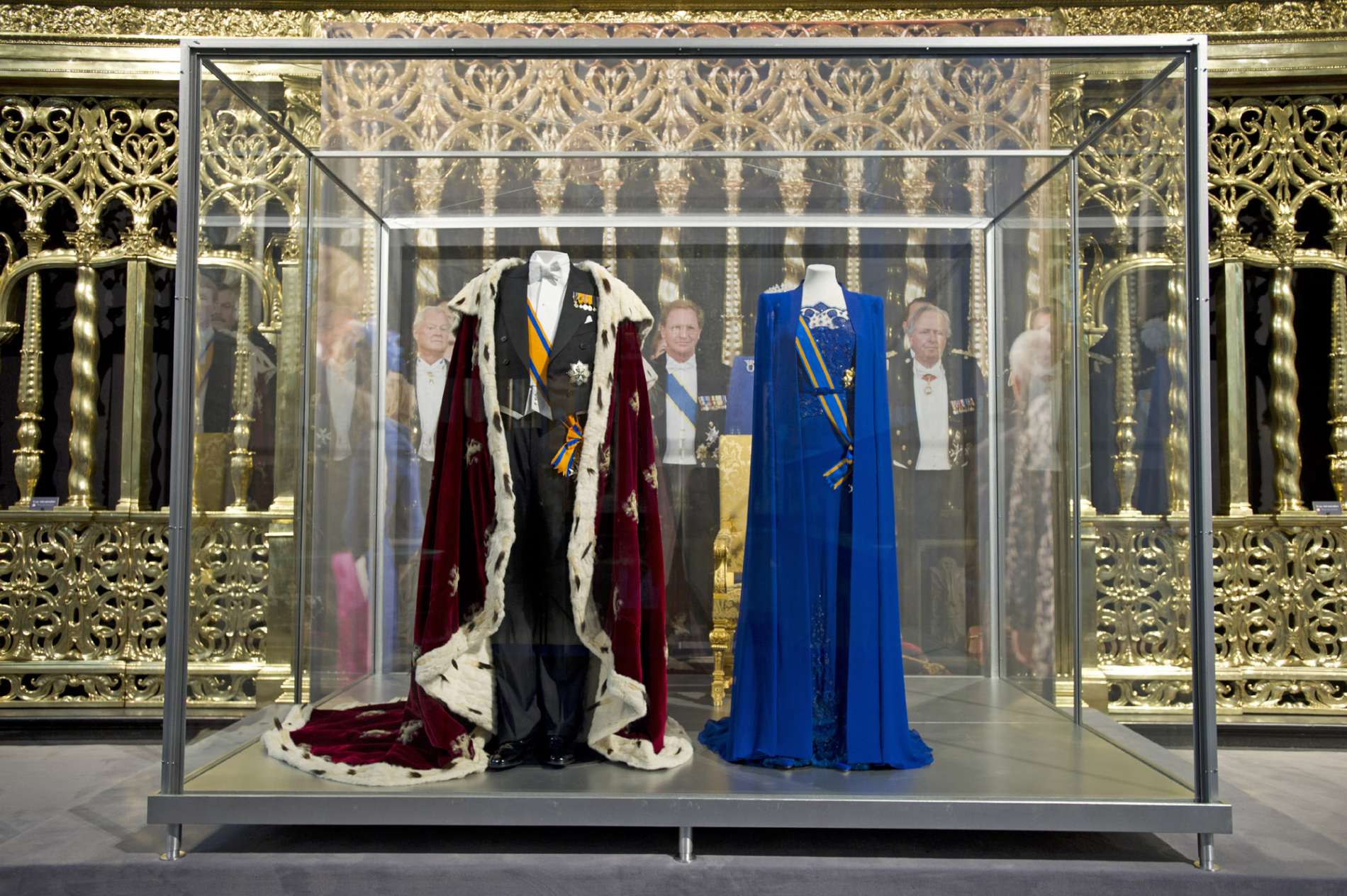 130618 Koningsmantel en rokkostuum van koning Willem-Alexander en de jurk van koningin Máxima in De Nieuwe Kerk in Amsterdam