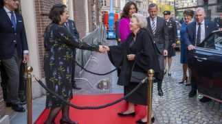 The Century of Juliana opened festively by Princess Beatrix