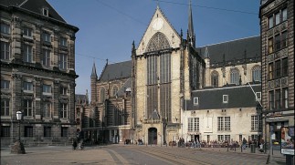 Minister Van Engelshoven onthult gedenksteen voor Johan Huizinga in De Nieuwe Kerk