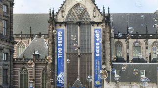 Jeff Koons onthult eigen kunstwerk in De Nieuwe Kerk