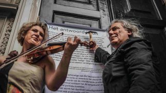 Joseph Semah spijkert antwoord op Luther op deur Nieuwe Kerk