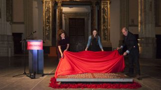 Minister Van Engelshoven onthult gedenksteen Johan Huizinga in De Nieuwe Kerk Amsterdam 