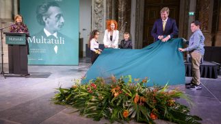 Koning onthult gedenksteen voor Multatuli in De Nieuwe Kerk