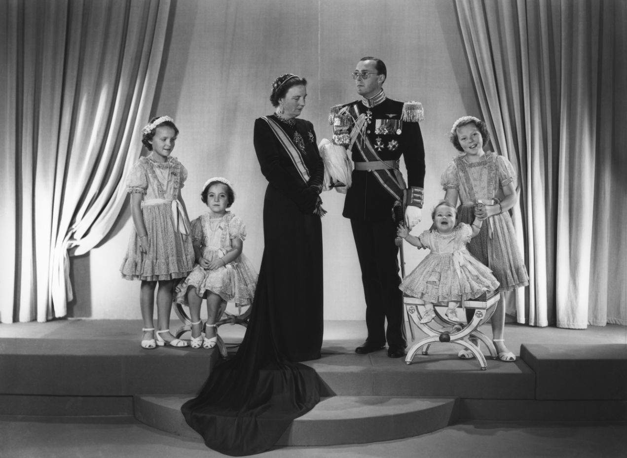Staatsieportret van koningin Juliana en haar gezin, 1948