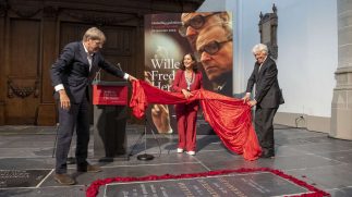 Gedenksteen onthuld in De Nieuwe Kerk Amsterdam voor Willem Frederik Hermans