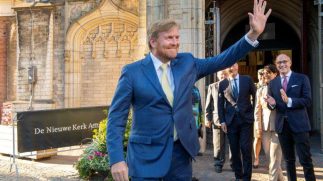 Koning Willem-Alexander neemt laatste deel Volledige Werken van Willem Frederik Hermans in ontvangst