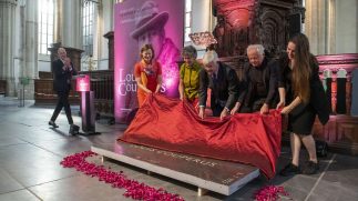 Haagse burgemeester onthult schrijverssteen voor Couperus in De Nieuwe Kerk