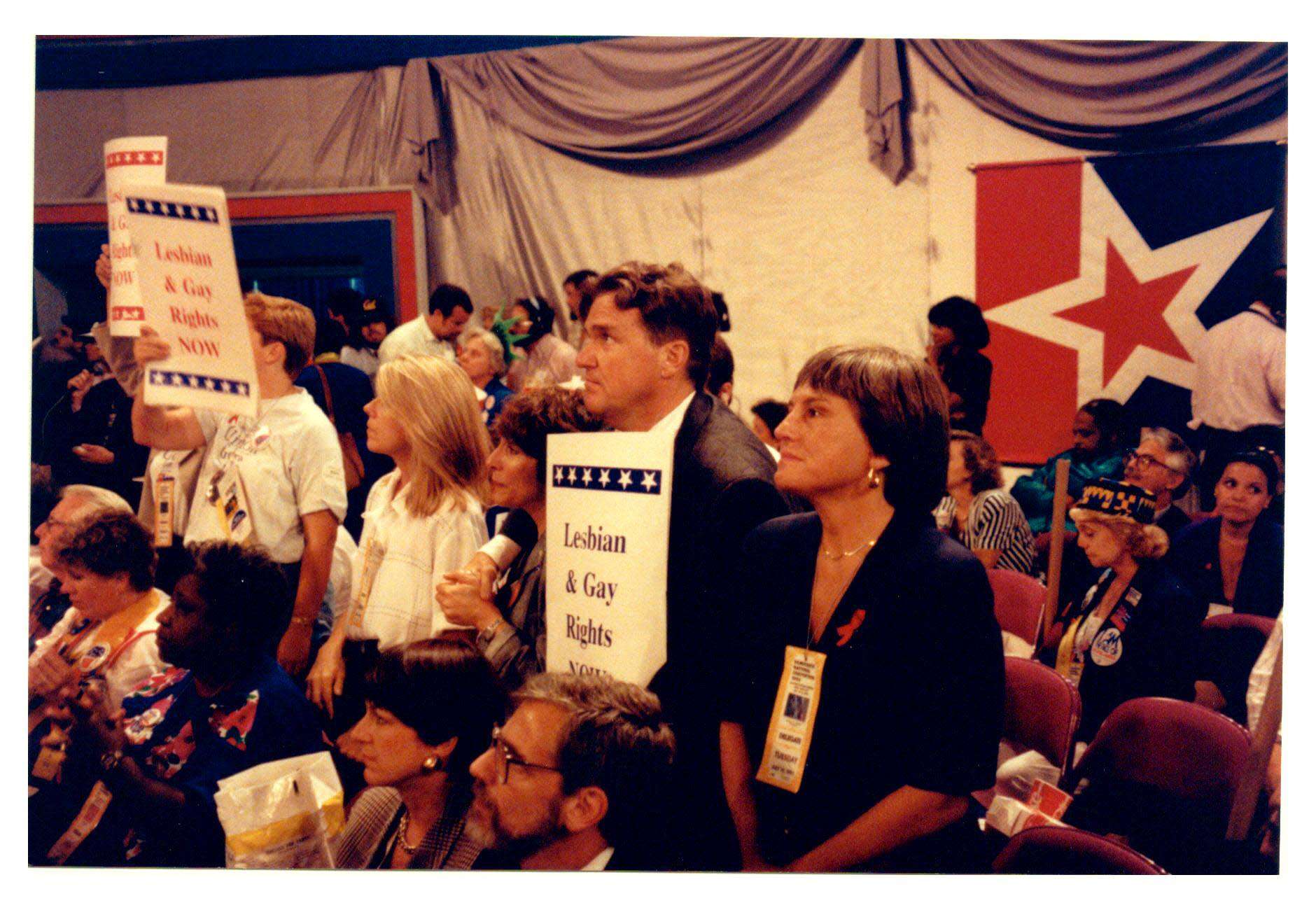 David Mixner met pioniers op het gebied van Lesbische Rechten Roberta Achtenberg en Diane Abbitt op de Nationale Democratische Conventie van 1992 in NYC. Mixner was covoorzitter van de Californische delegatie en covoorzitter van de nationale Clinton Campagne.