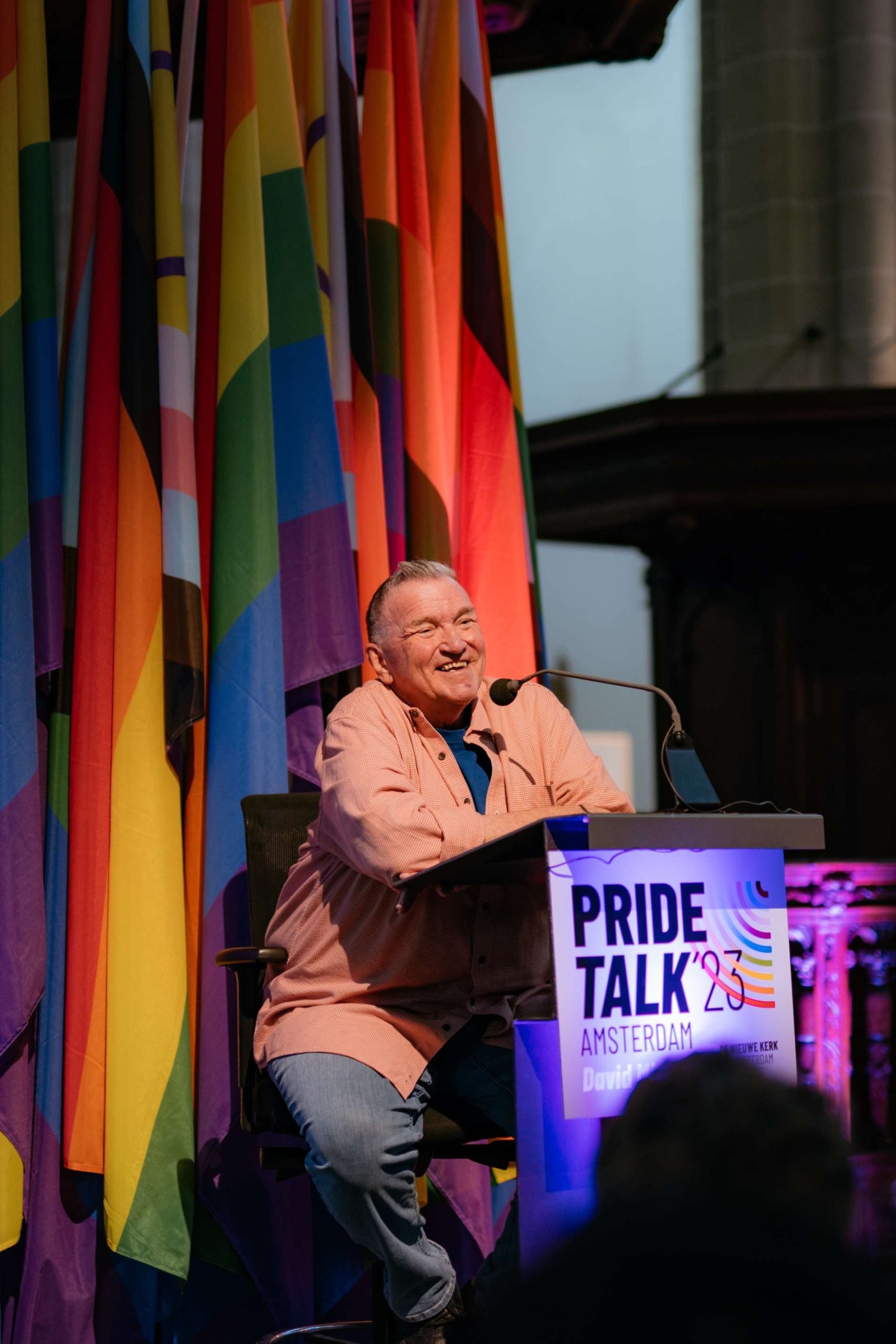 David Mixner tijdens Pride Talk 2023 in De Nieuwe Kerk Amsterdam. 