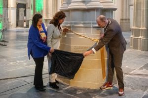 V.l.n.r. Annabelle Birnie (directeur De Nieuwe Kerk), Vincenza La Porta (directeur van het Kerkelijk Bureau van de Protestantse Kerk Amsterdam) en Rutger Groot Wassink (locoburgemeester van Amsterdam)