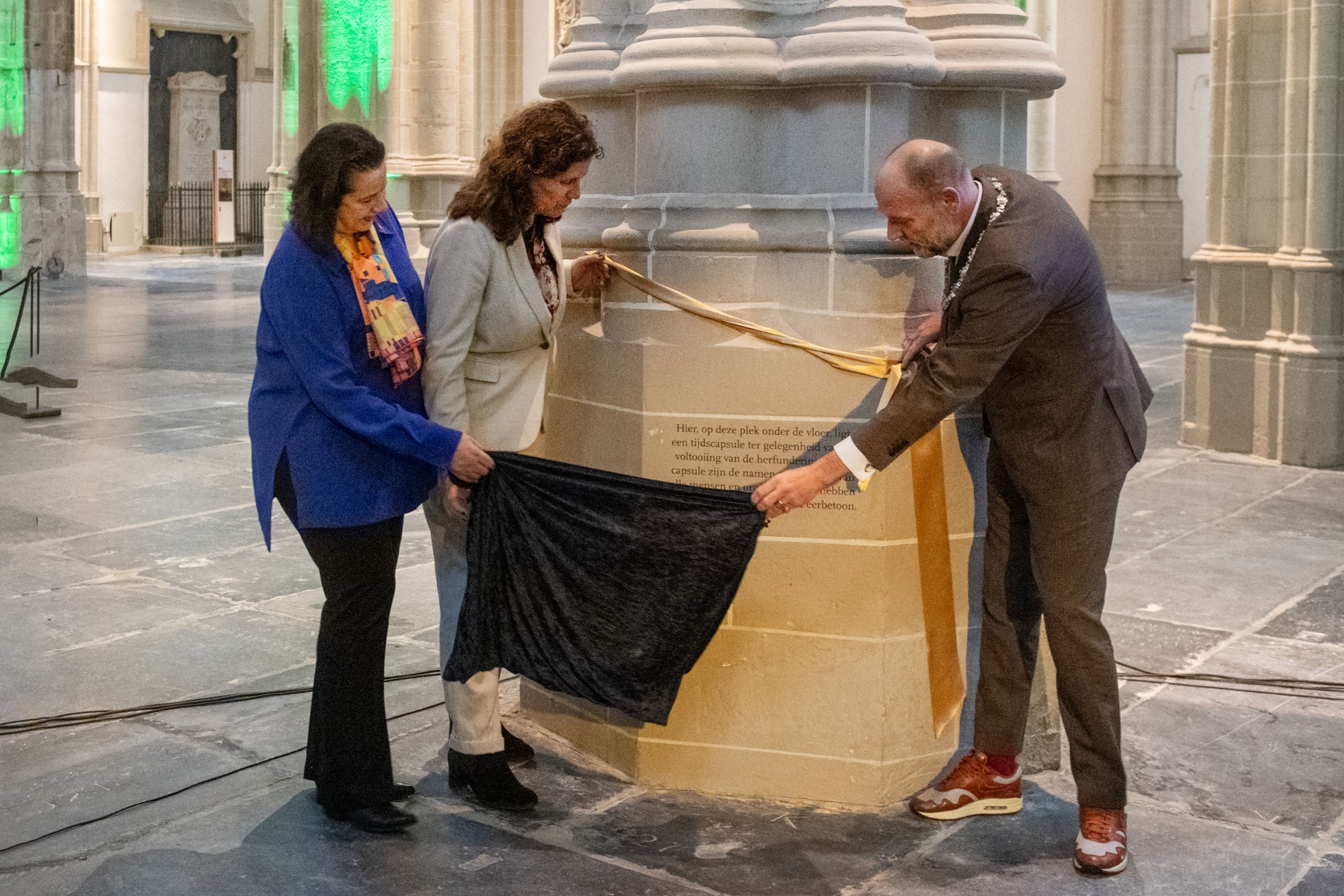 V.l.n.r. Annabelle Birnie (directeur De Nieuwe Kerk), Vincenza La Porta (directeur van het Kerkelijk Bureau van de Protestantse Kerk Amsterdam) en Rutger Groot Wassink (locoburgemeester van Amsterdam)