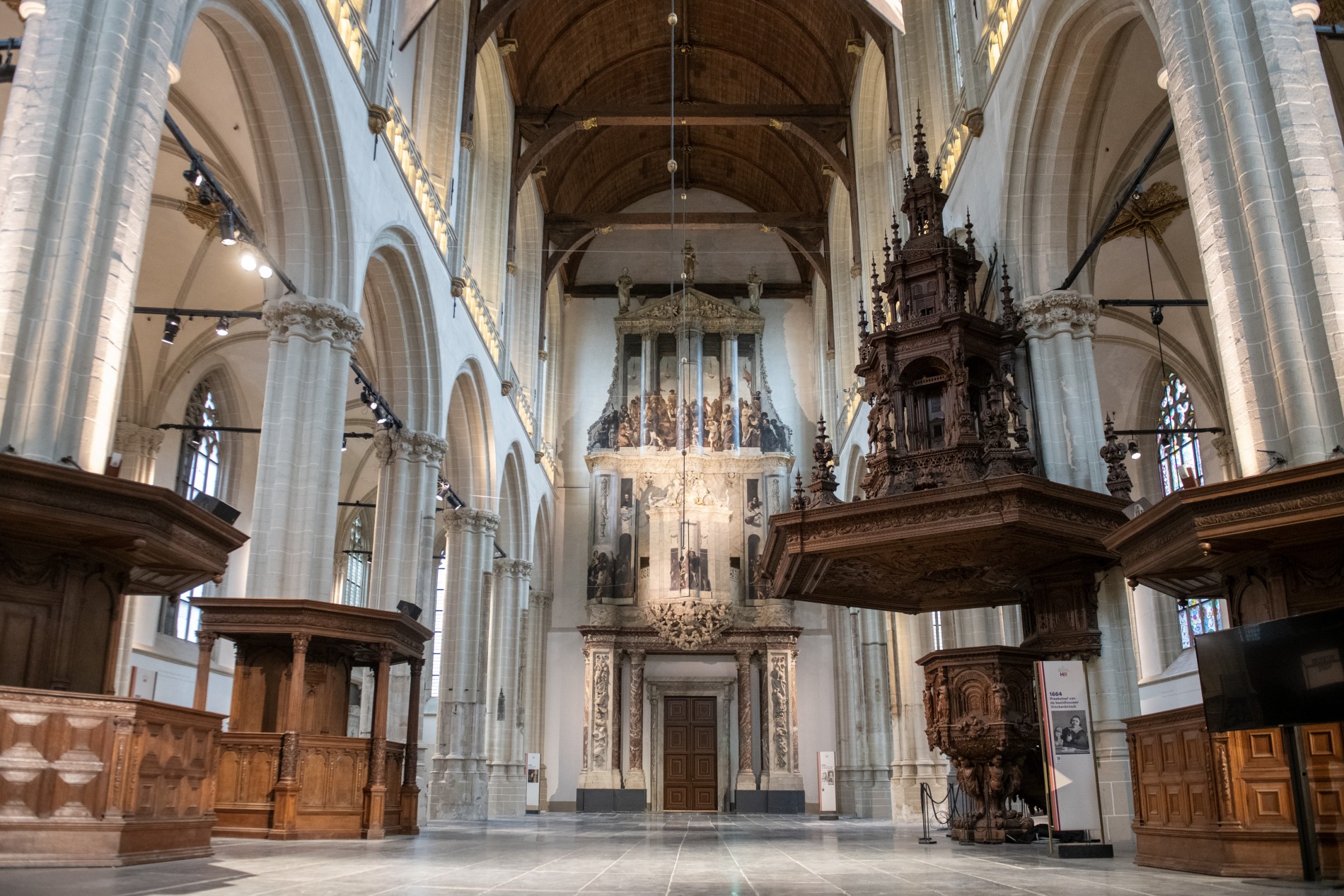 De Nieuwe Kerk Amsterdam, een leeg middenschip.