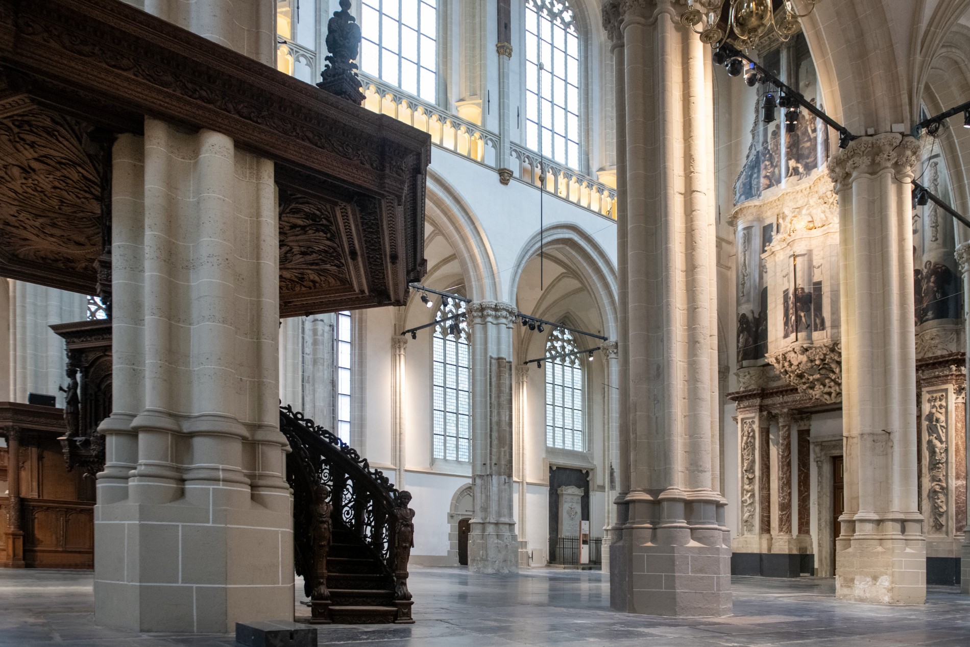 Het lege middenschip van De Nieuwe Kerk in Amsterdam, in beeld een aantal van de acht van nieuwe fundering voorziene zuilen.