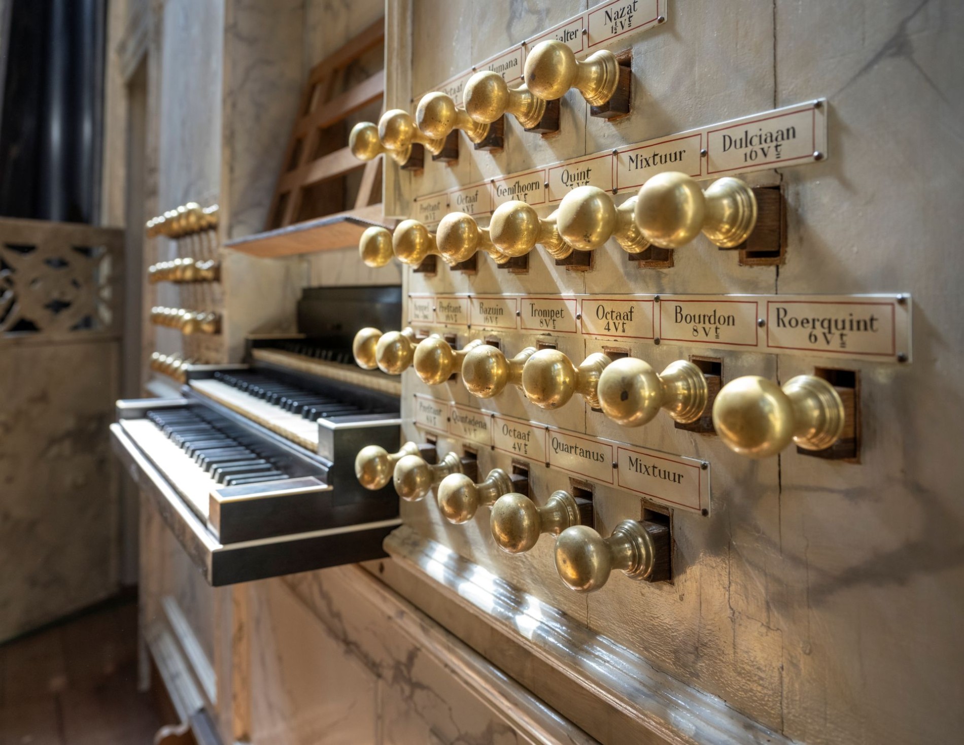 Detailfoto van het hoofdorgel in De Nieuwe Kerk