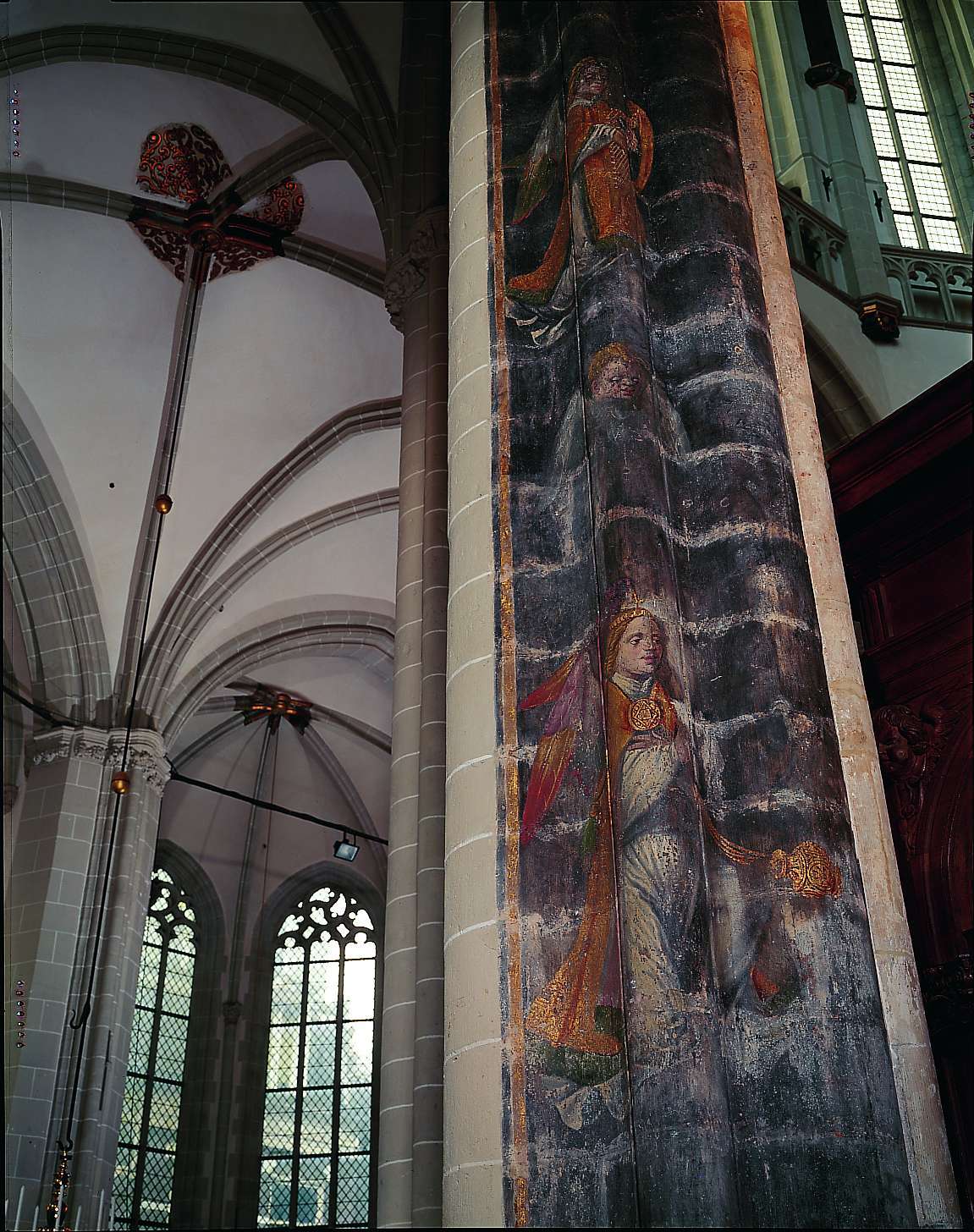 Muurschildering op een zuil in De Nieuwe Kerk