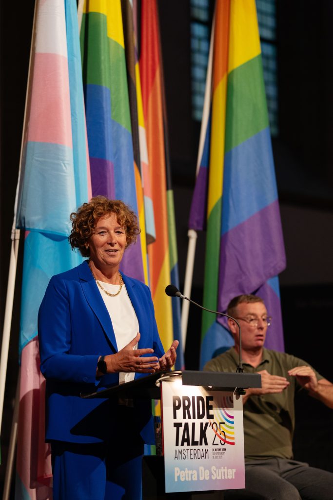 Petra De Sutter op het podium in De Nieuwe Kerk die de 2025 editie van de Pride Talk uitspreekt