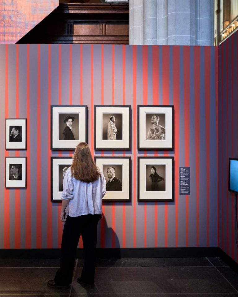 Jong vrouw bezoekt de tentoonstelling Mokum, de biografie van Joods Amsterdam