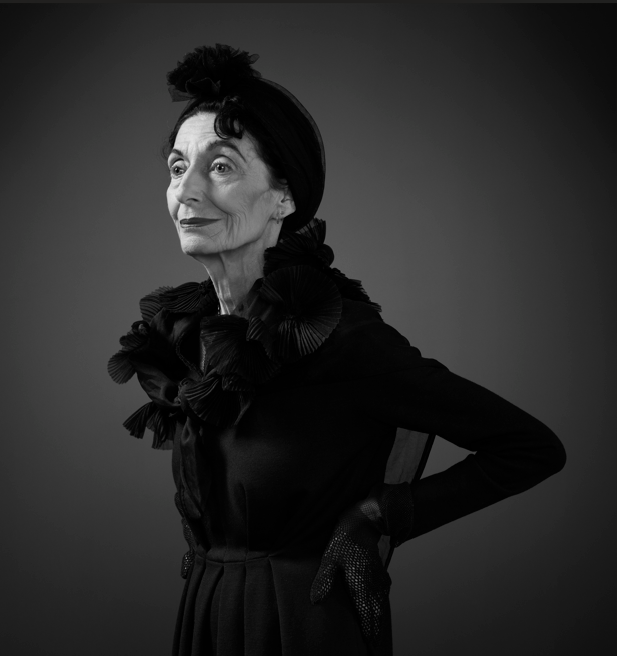 Een zwart-wit foto van een oudere vrouw, Ellen Le Roy Lopes Cardozo, vastgelegd door Erwin Olaf.