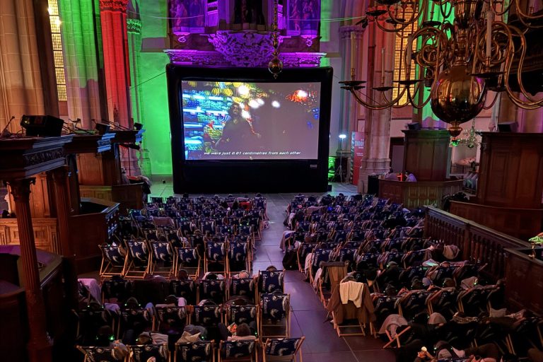 Sfeerbeeld van een filmavond in De Nieuwe Kerk, foto genomen van bovenaf