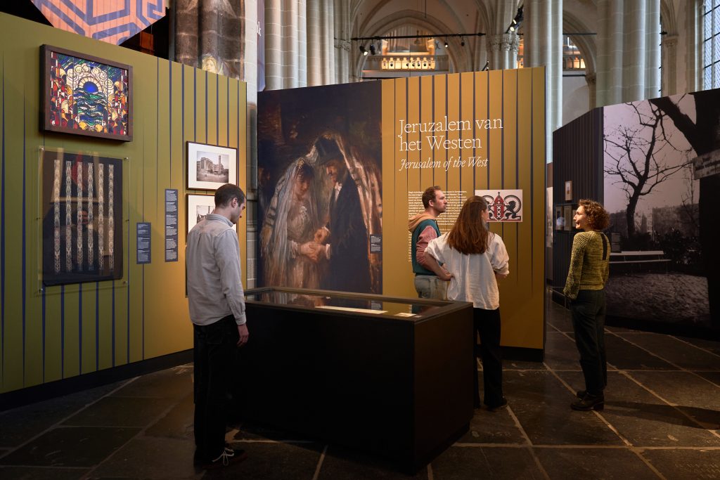 Bezoekers in de tentoonstelling Mokum, de biografie van Joods Amsterdam