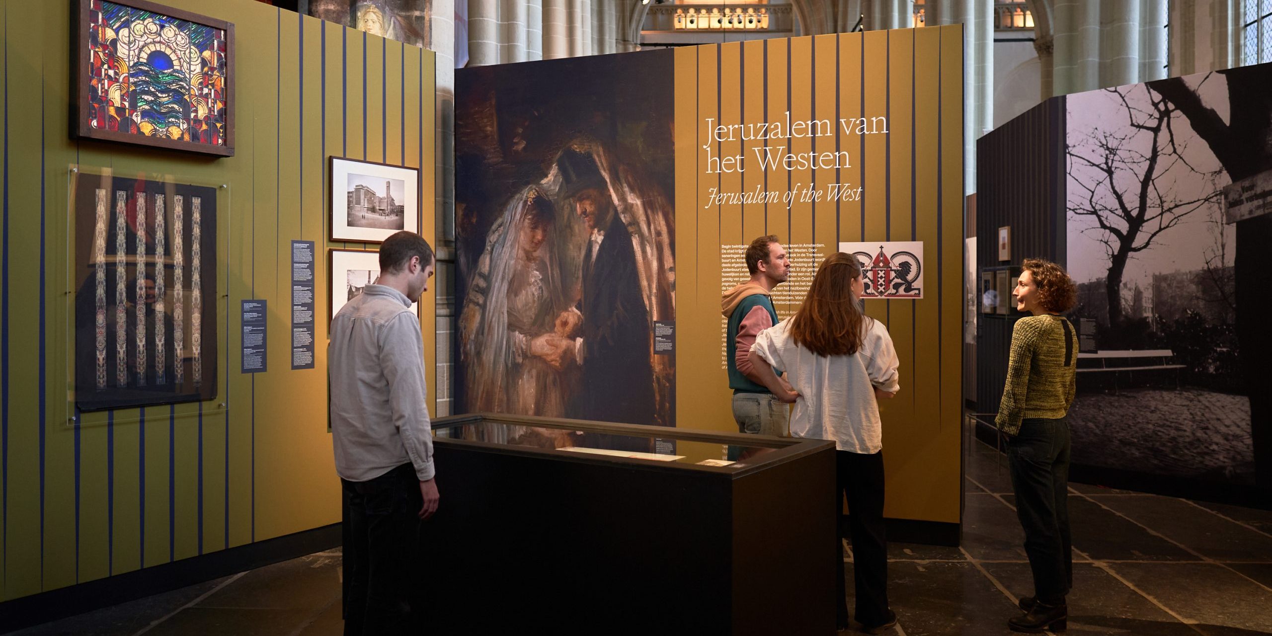 Bezoekers in de tentoonstelling Mokum, de biografie van Joods Amsterdam